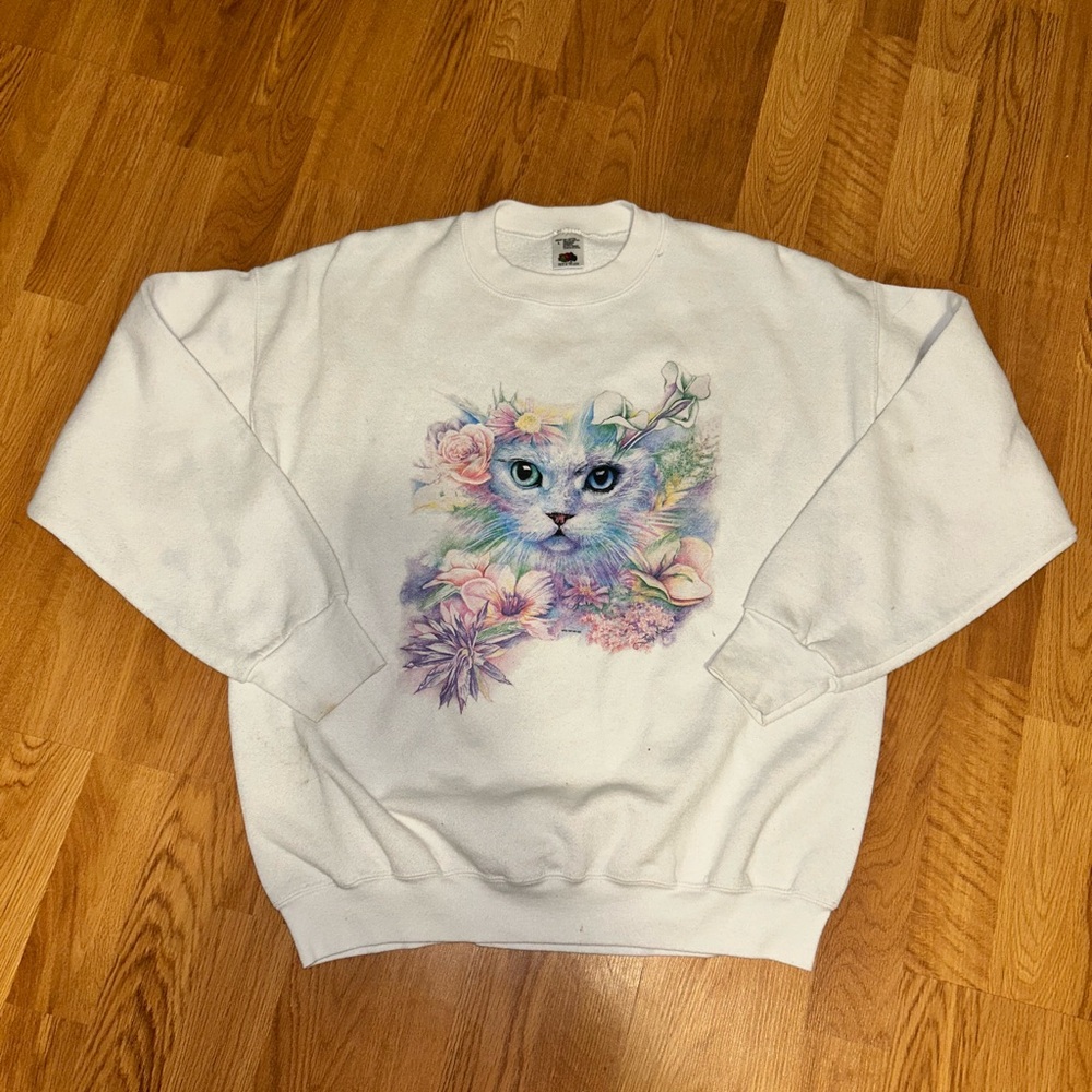 Vintage White Cat Sweatshirt with Floral Design